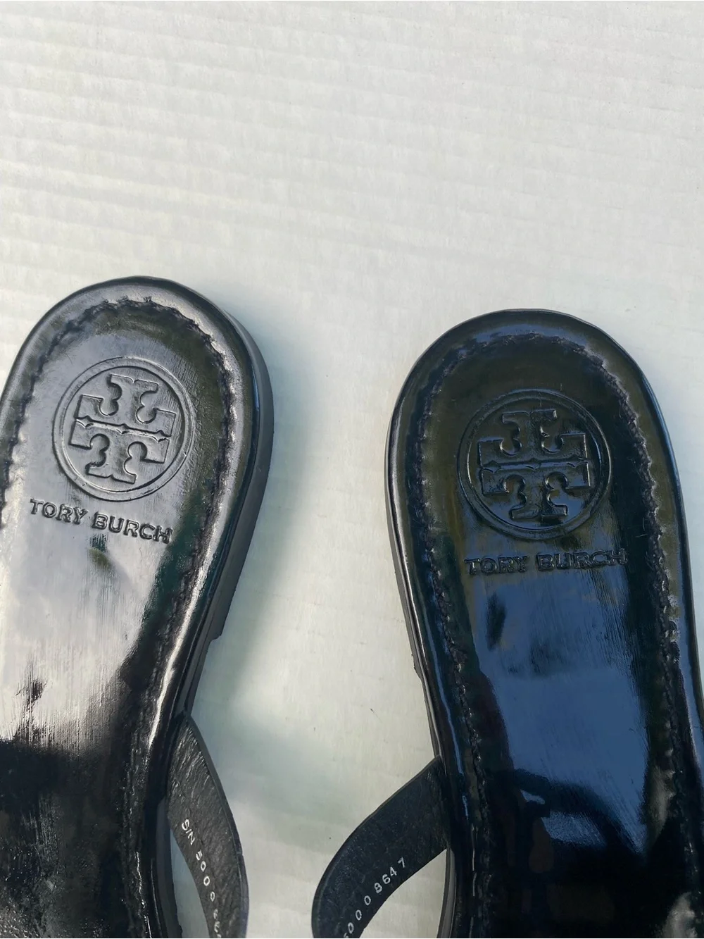 Tory Burch Black Patent Logo Thong Sandals with Gold Accent good condition 🖤✨
